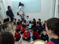 Infantil IA visita a sala de música