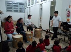 Infantil IA visita a sala de música