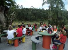 4º ano C aprende e planta no Espaço Verde