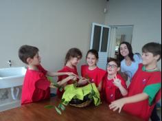 4º ano C aprende e planta no Espaço Verde