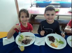 Grupo Pequenos Cientistas realiza feijoada na escola