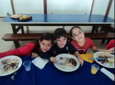 Grupo Pequenos Cientistas realiza feijoada na escola