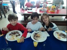 Grupo Pequenos Cientistas realiza feijoada na escola