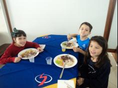 Grupo Pequenos Cientistas realiza feijoada na escola