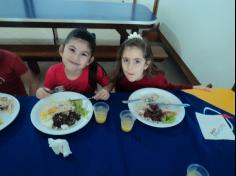 Grupo Pequenos Cientistas realiza feijoada na escola