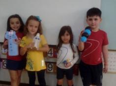 Construindo animais com materiais recicláveis no 1º ano B