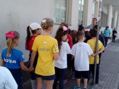 1º ano B observando a rua  da nossa escola