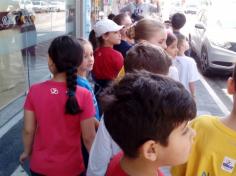 1º ano B observando a rua  da nossa escola