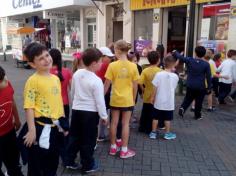 1º ano B observando a rua  da nossa escola