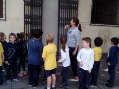 1º ano B observando a rua  da nossa escola