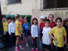 1º ano B observando a rua  da nossa escola