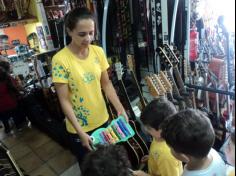 Grupo Música na loja de instrumentos musicais