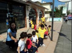 Grupo Música na loja de instrumentos musicais