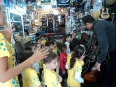 Grupo Música na loja de instrumentos musicais