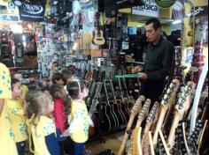 Grupo Música na loja de instrumentos musicais