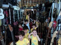 Grupo Música na loja de instrumentos musicais