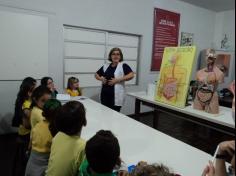 Terceiros anos visitam o laboratório de biologia