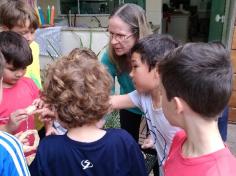 2º ano C visita casa do vovô Jonas e da vovó Áurea