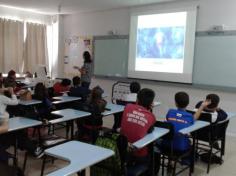 Pais visitam o 5º Ano E e explicam sobre as profissões que atuam