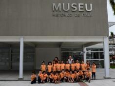 1ºs anos vistam o museu histórico de Itajaí