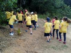 Grupos Alegria, Natureza e Pequenos Cientistas exploram o Espaço Verde