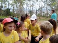 Grupos Alegria, Natureza e Pequenos Cientistas exploram o Espaço Verde