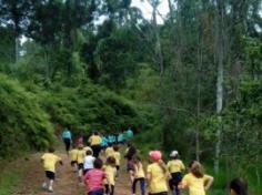 Grupos Alegria, Natureza e Pequenos Cientistas exploram o Espaço Verde