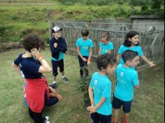 3º ano D plantando no Espaço Verde