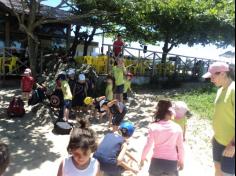 Infantil II explorando o ambiente da praia