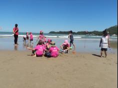 Infantil II explorando o ambiente da praia