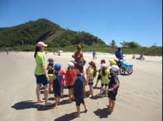 Infantil II explorando o ambiente da praia