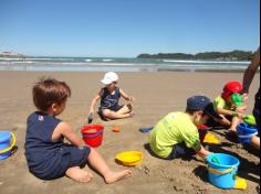 Infantil II explorando o ambiente da praia