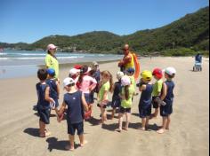 Infantil II explorando o ambiente da praia