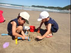 Infantil II explorando o ambiente da praia