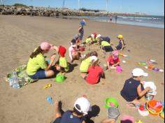 Infantil II explorando o ambiente da praia