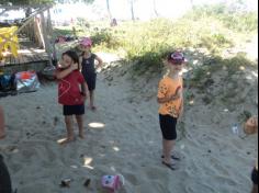 Infantil II explorando o ambiente da praia