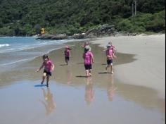 Infantil II explorando o ambiente da praia