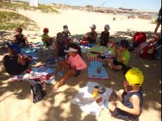 Infantil II explorando o ambiente da praia