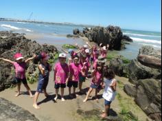 Infantil II explorando o ambiente da praia