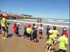 Infantil II explorando o ambiente da praia