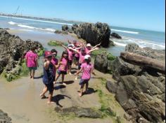 Infantil II explorando o ambiente da praia