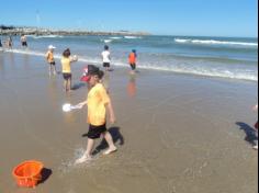 Infantil II explorando o ambiente da praia