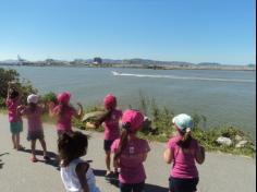 Infantil II explorando o ambiente da praia