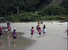 Infantil II explorando o ambiente da praia