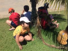 Infantil II explorando o ambiente da praia