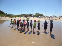 Infantil II explorando o ambiente da praia