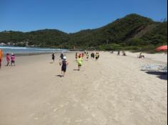 Infantil II explorando o ambiente da praia