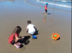 Infantil II explorando o ambiente da praia