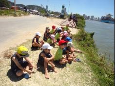 Infantil II explorando o ambiente da praia