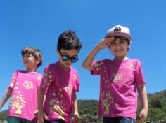 Infantil II explorando o ambiente da praia